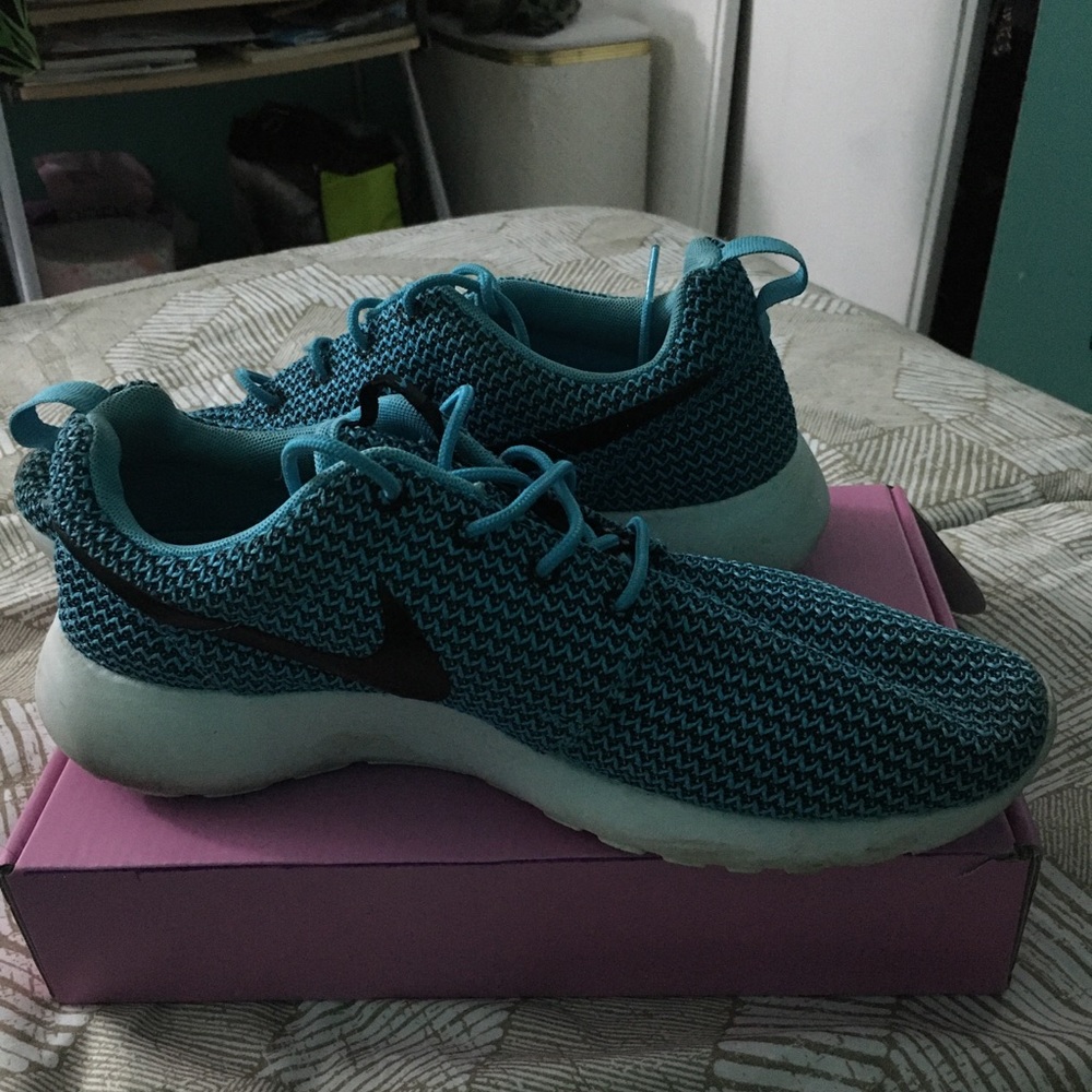 Women’s size 10 Nike Roshe